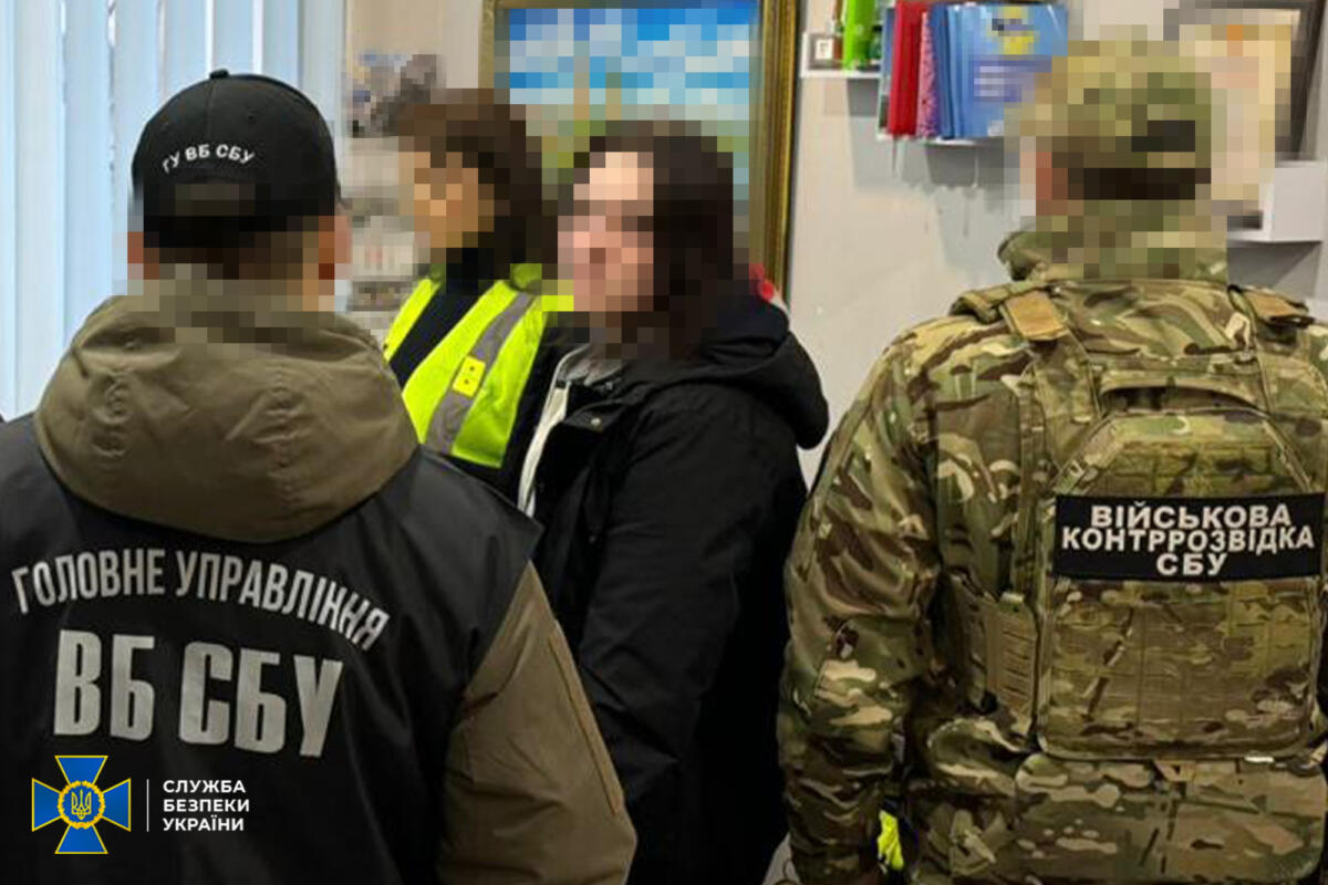 Поєднували наведення ворожих ударів із підготовкою «закладок» з наркотиками: двох коригувальників затримано у Харкові