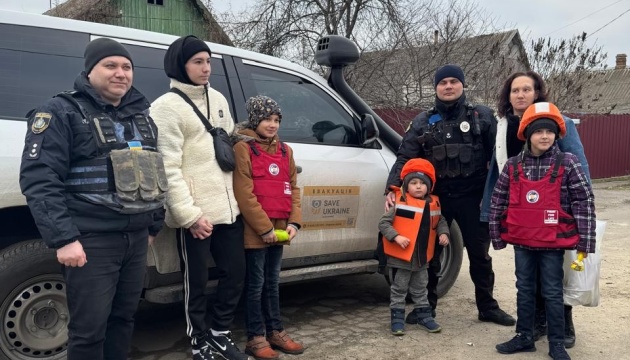 Поліцейські вивезли дві родини з шістьма дітьми з прифронтових населених пунктів Херсонщини