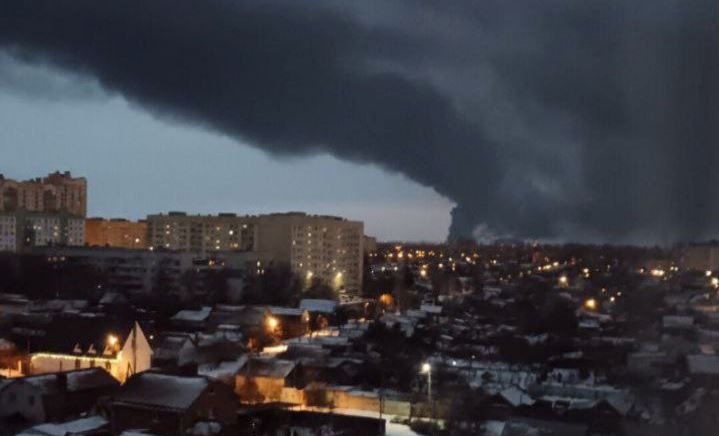 На ураженій вчора нафтобазі в Енгельсі зранку пролунало два вибухи