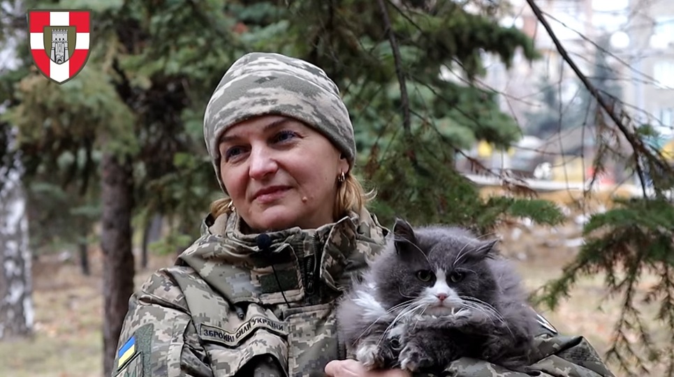Жінка мобілізувалася до ЗСУ разом з котом: вже третій рік разом несуть службу (відео)