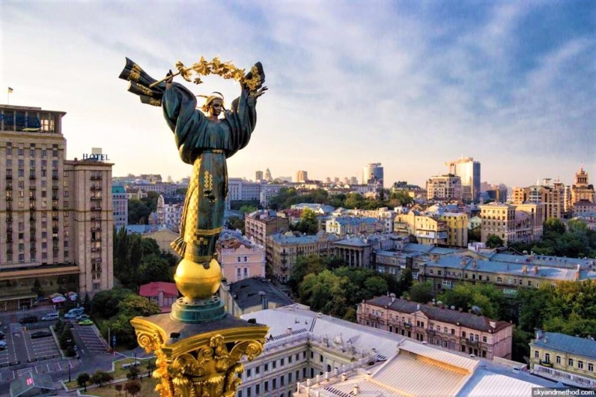На столичному Майдані Незалежності вандал намагався підпалити прапори загиблих військових