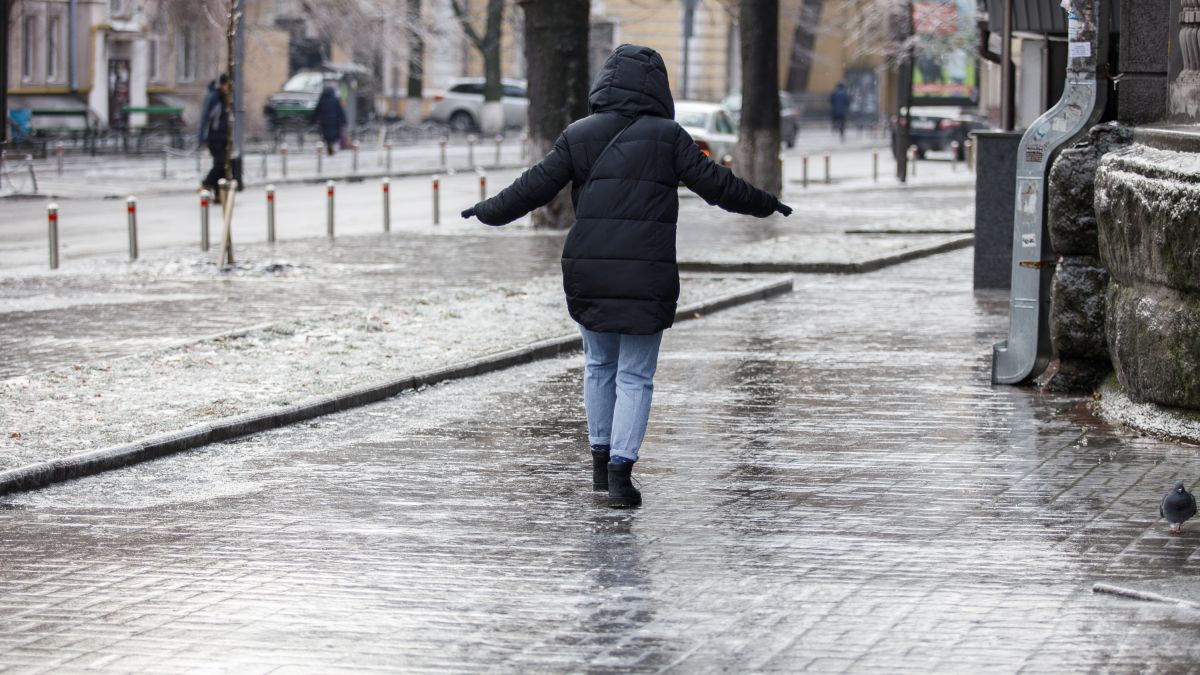 Українцям розповіли, як не травмуватися під час ожеледиці
