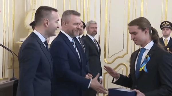 У Словаччині учень, який одягнув українську символіку, відмовився тиснути руку президенту своєї країни
