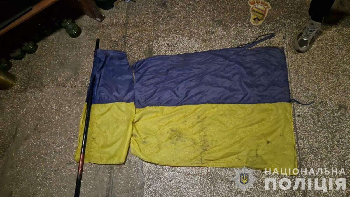 Чоловік здійснив наругу над державним прапором у Дніпропетровській області