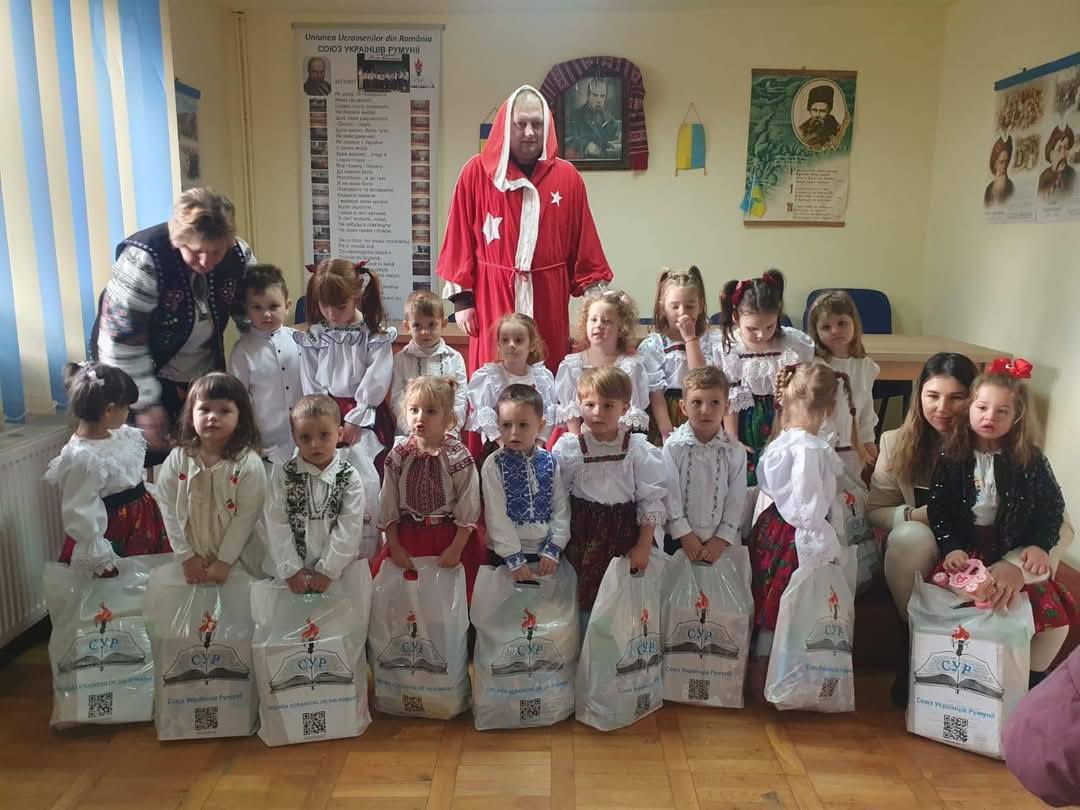 У Румунії діти, які вивчають українську мову, отримали подарунки