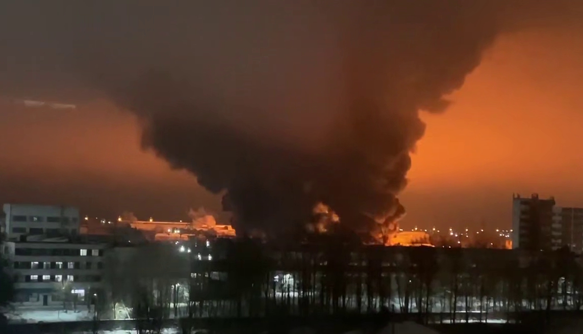 Після вибухів у Гатчині Ленінградської області величезна пожежа на хімічному підприємстві