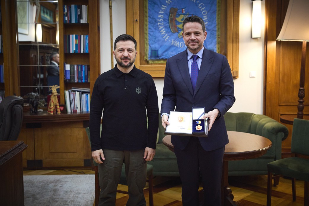Президент Зеленський вручив меру польської столиці відзнаку «Місто-рятівник»