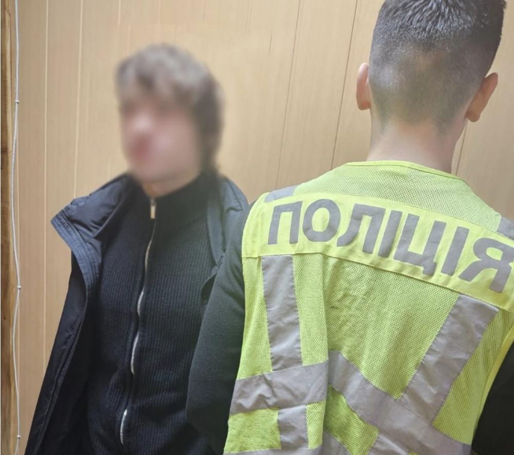Молодика, який намагався підпалити прапорці на Майдані Незалежності, затримали правоохоронці