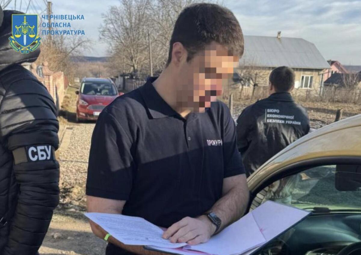 Правоохоронці затримали у Чернівецькій області посадовця, який закупив неякісний одяг для військових