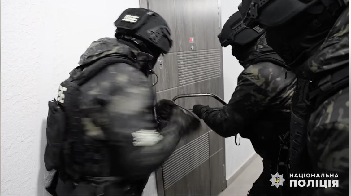 В Україні правоохоронці викрили “фабрику”, де було організовано масштабне виробництво фальшивих документів