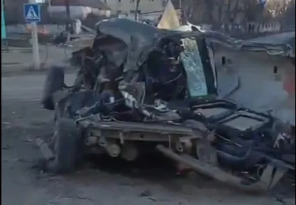 На Донеччині не розминулися російський танк і легковий автомобіль, який перевозив окупантів