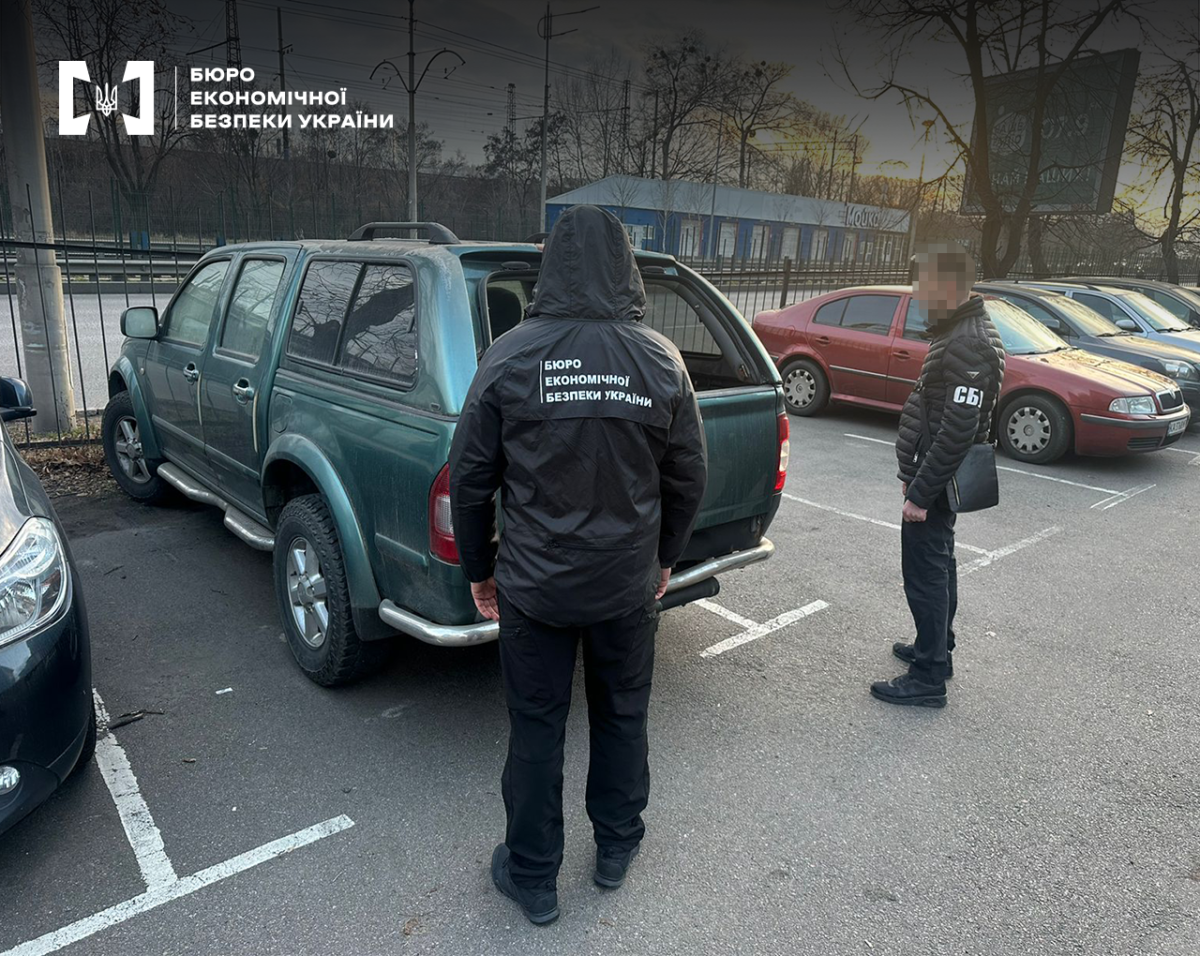 Схему нелегального ввезення авто нібито для потреб ЗСУ викрили на Буковині