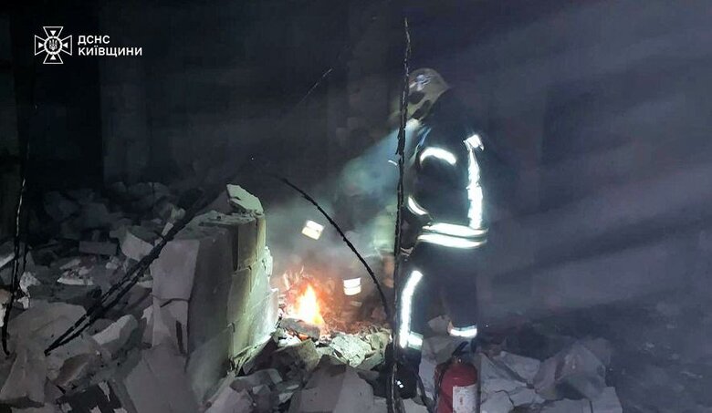 На Київщині уламки російського дрона влучили у недобудову: постраждала людина