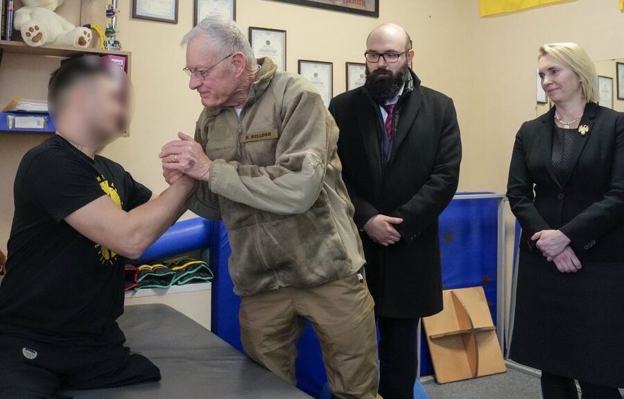 Спецпредставник США по Україні відвідав поранених українських захисників