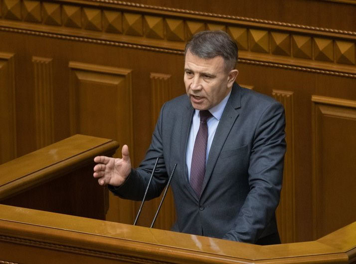 Маючи мільйонні доходи дружина українського парламентаря отримує виплати як ВПО