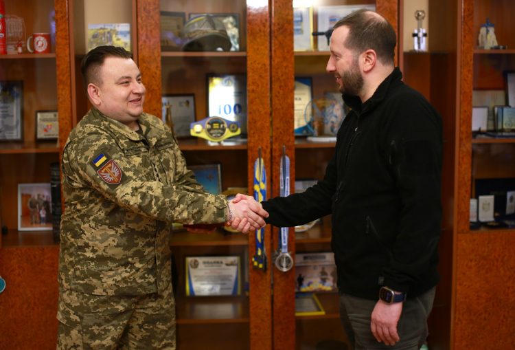 Лікаря-травматолога з Хмельницької області, який нині служить у ЗСУ, відзначили почесним званням
