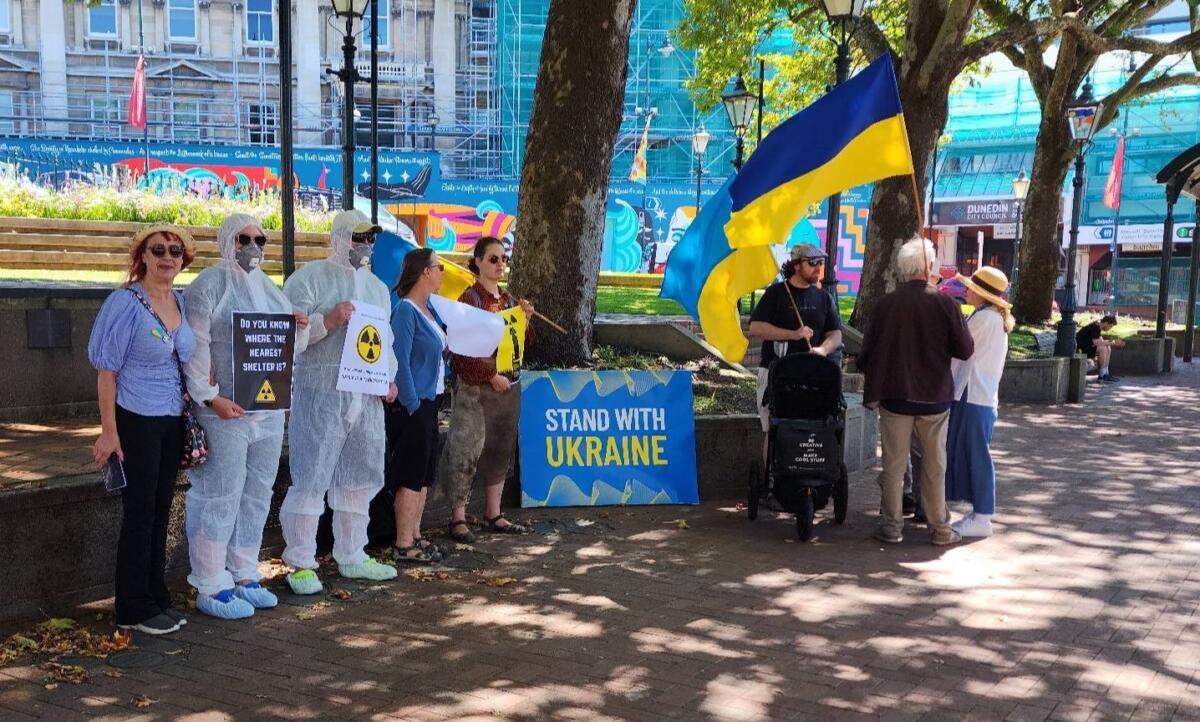 Українська діаспора у Новій Зеландії відреагувала акцією протесту на російський удар по ЧАЕС