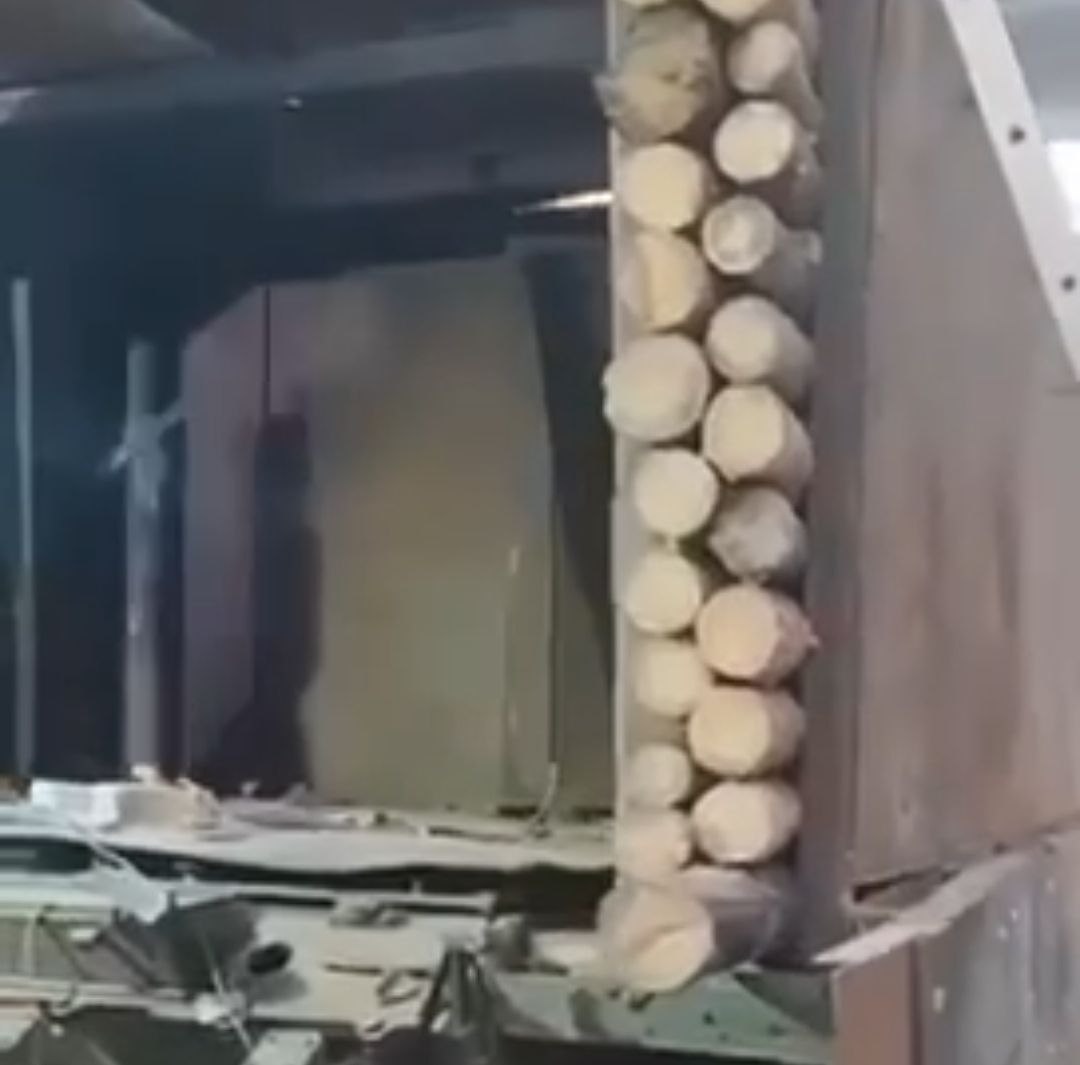 У мережі показали, як російські окупанти “модернізують” танк Т-72 на таксі для піхотинців
