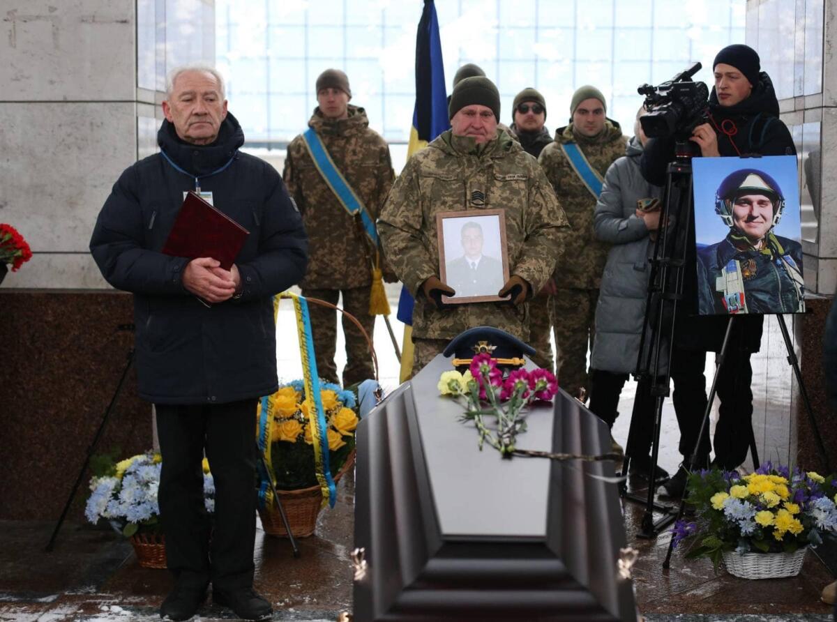 У столиці провели в останню путь льотчика-винищувача Івана Болотова