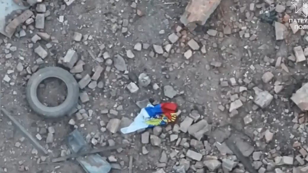 Поліцейські знищили російський прапор, який окупанти намагалися встановити над шахтою в Торецьку (відео)