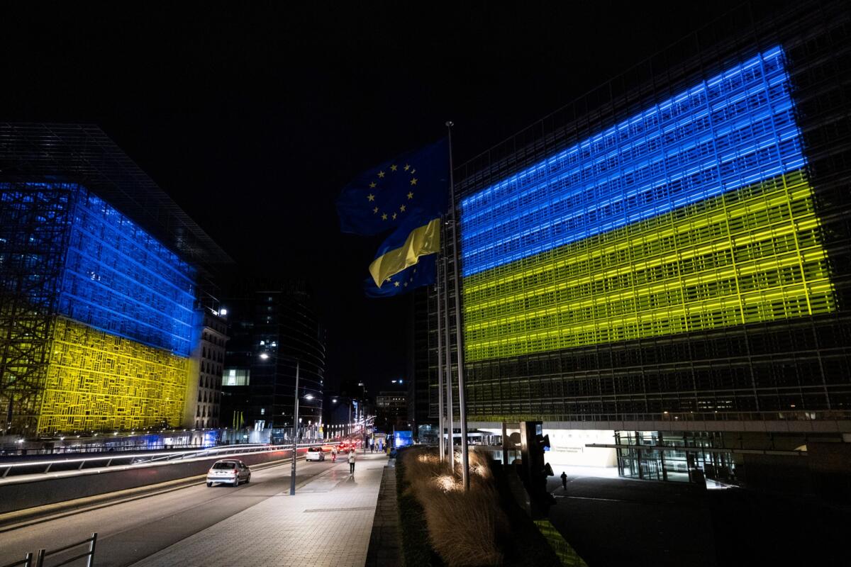 До третьої річниці російського вторгнення в Україну будівлю Єврокомісії підсвітили синьо-жовтим