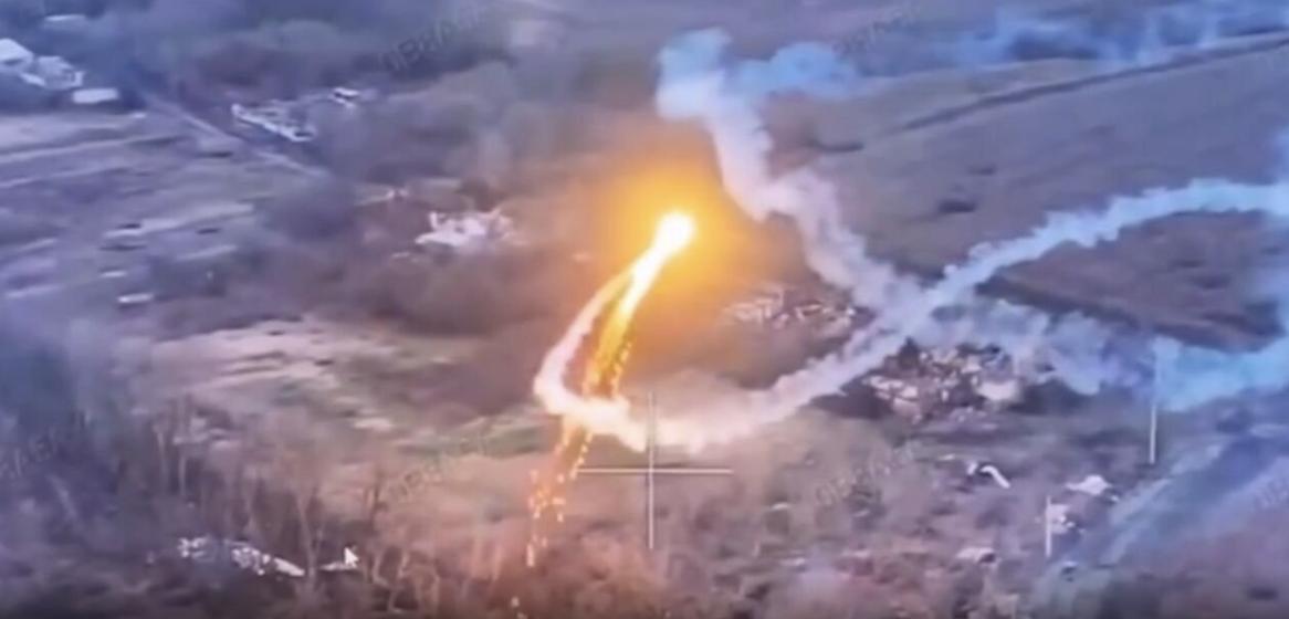 У Донецькій області оператор українського дрона з термітною сумішшю випалив позиції російських окупантів