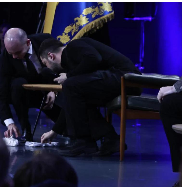 У мережі показали, як під час пресконференції Зеленський розлив воду