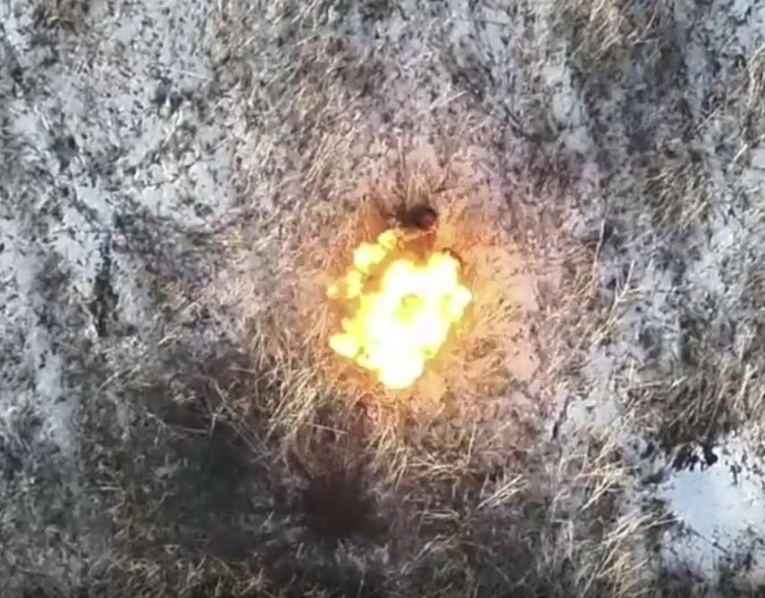 Оператор українського дрона скидами ліквідував російського окупанта в бур’янах
