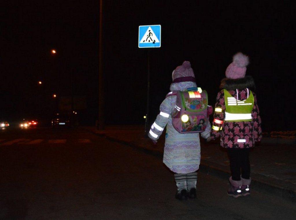 Будь помітним у темну пору доби: українців закликають носити світловідбивачі на одязі