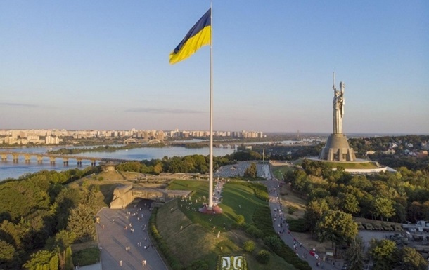 В Києві приспустили головний прапор країни: в чому причина
