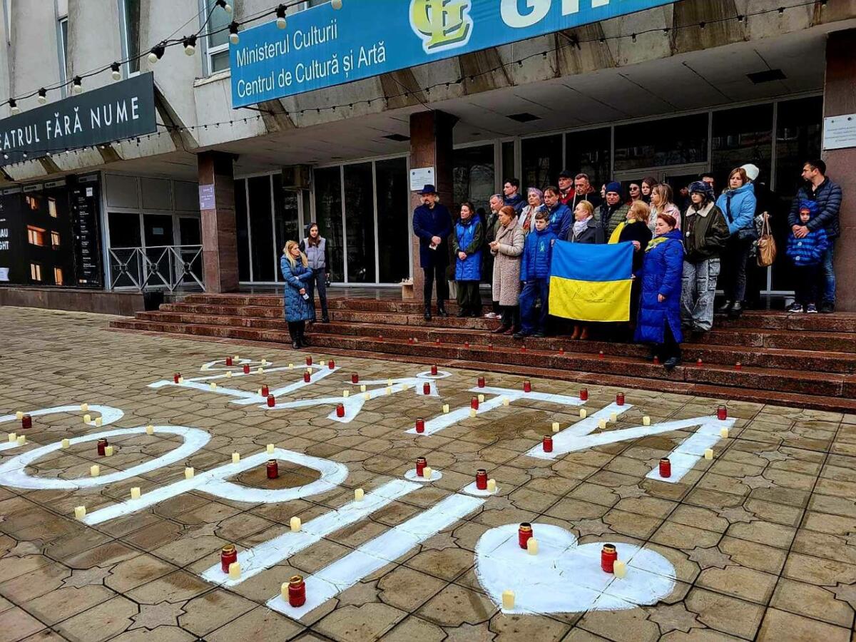 Українські та закордонні театри підтримали акцію до Дня пам’яті жертв авіаудару в Маріуполі