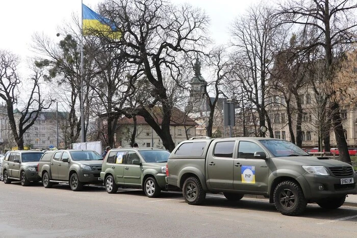Фермери з Британії доставили 23 пікапи для ЗСУ у Львів