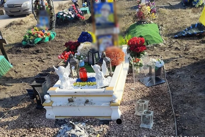 Могила військового у Сумах постраждала від рук вандалів