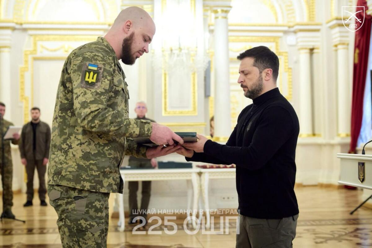 За відбиття наступу росіян на Курщині військового відзначили унікальною нагородою