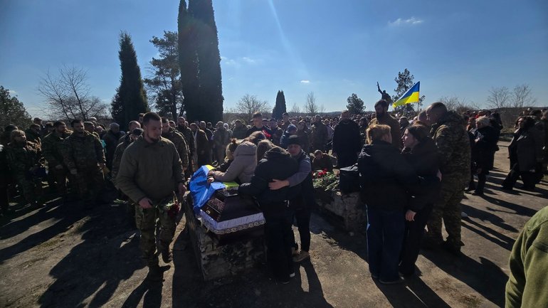 Конфлікт між представниками УПЦ МП і ПЦУ виник на похороні військового ЗСУ в Черкаській області