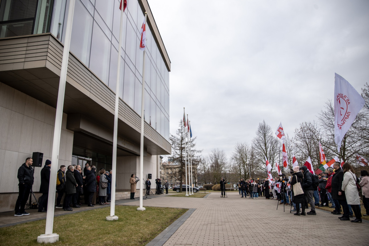 У Львові підняли символ боротьби за вільну Білорусь біля облради