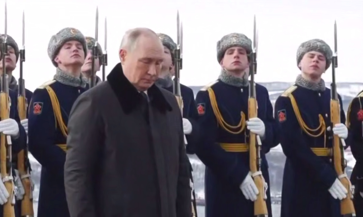 Співробітник охорони Путіна обшукав кожного військовослужбовця, які були у почесному караулі у Мурманську (фото)