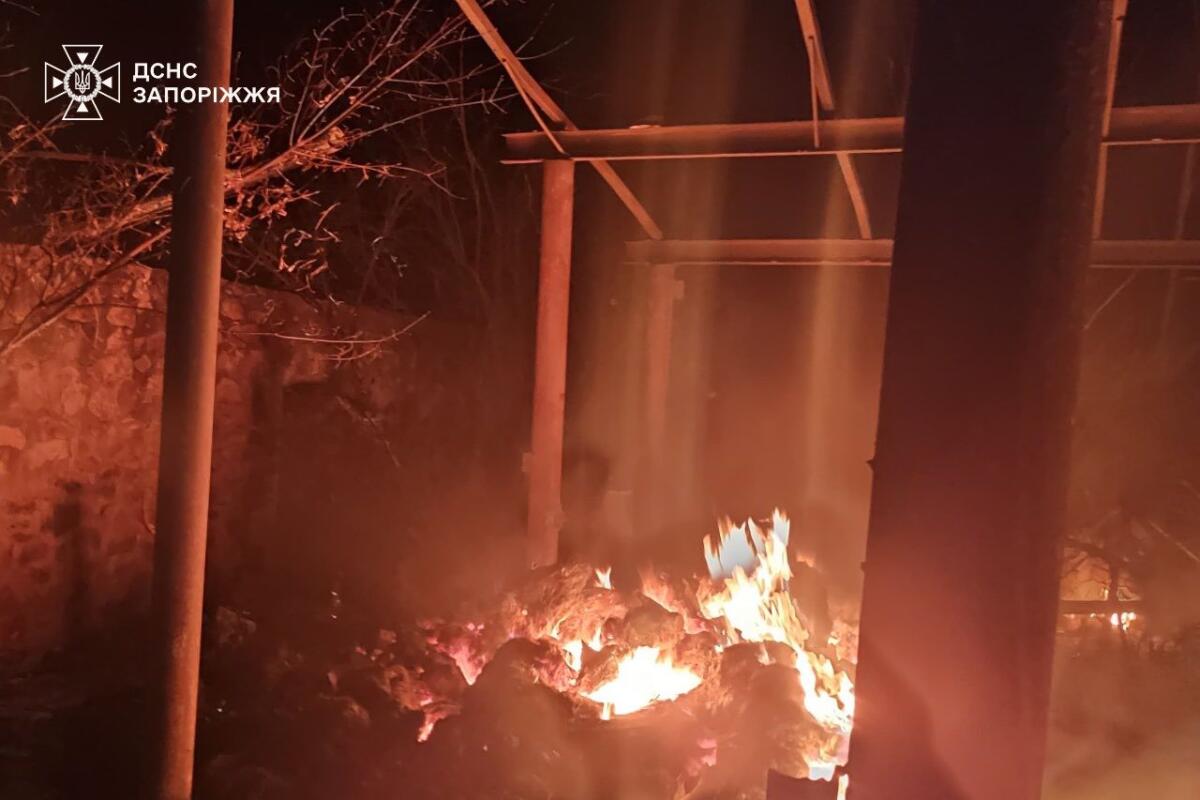 Росіяни атакували Запоріжжя: на місцях влучань спалахнули пожежі