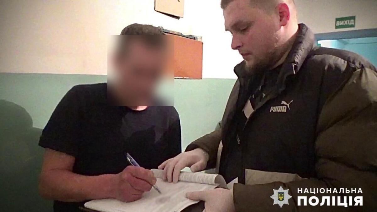 Поліція Дніпра спіймала злодія, який обікрав автомобіль військового