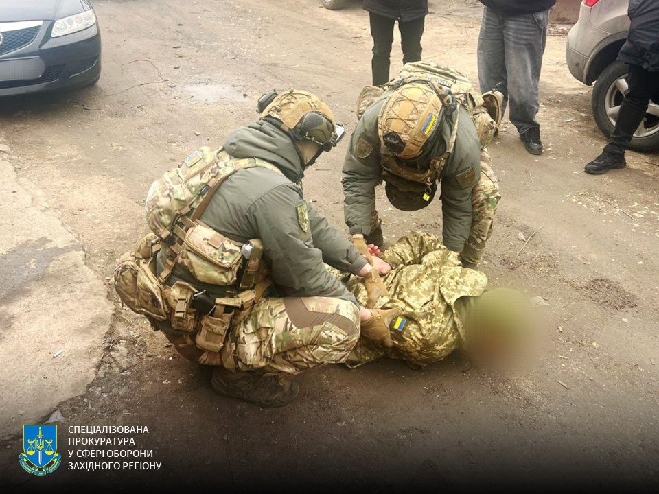 На Хмельниччині затримали військового, який продавав “непридатність” за 5 тисяч доларів