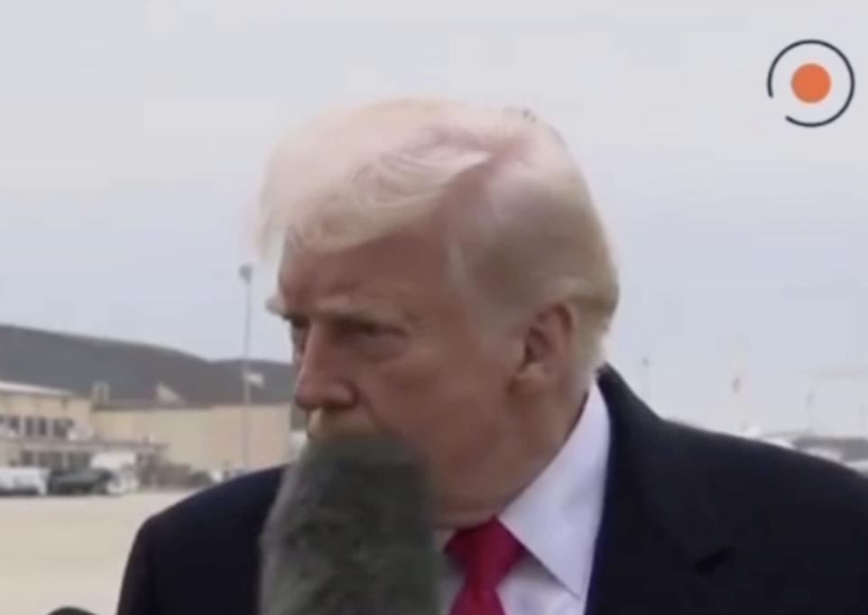 Президент США Дональд Трамп отримав по обличчю мікрофоном (відео)