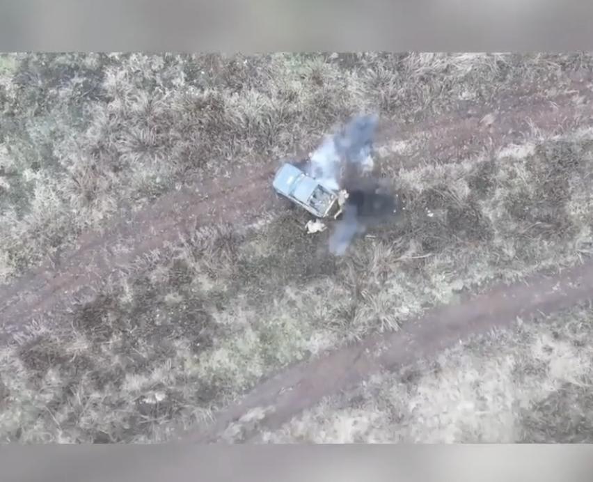 ЗСУ знищили автомобіль із п’ятьма російськими штурмовиками за допомогою дрона