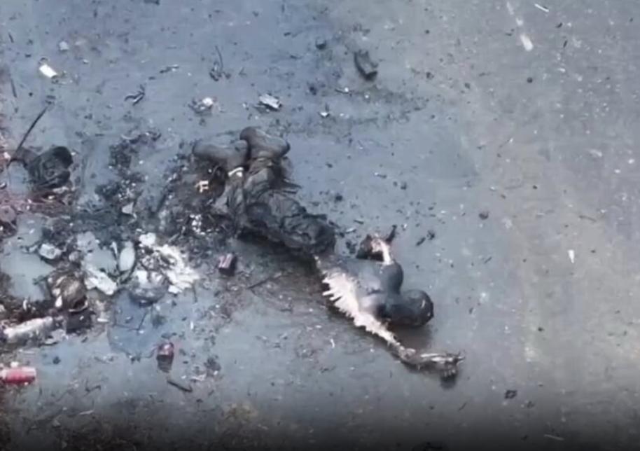 Дрон ЗСУ зняв на полі бою понівечене тіло російського загарбника