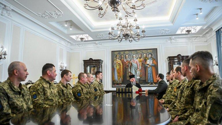 Предстоятель ПЦУ відзначив бійців Окремої президентської бригади церковними нагородами