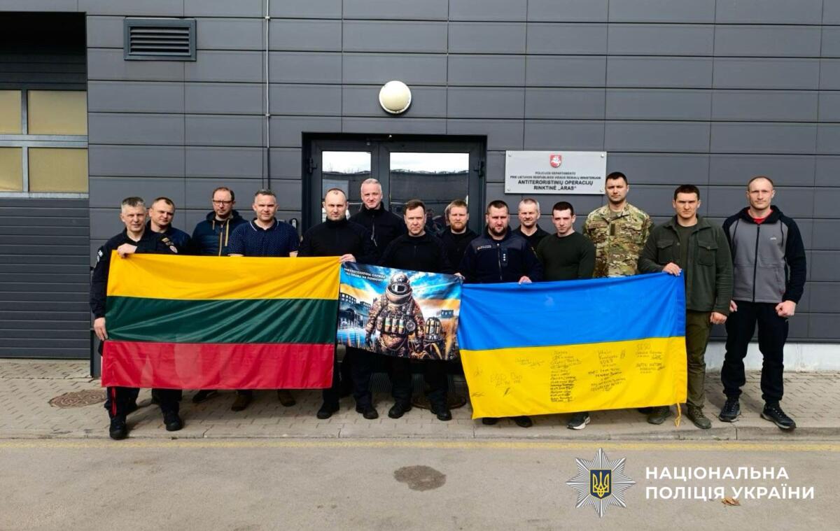 Миколаївські вибухотехніки пройшли курс підводного розмінування у Литві