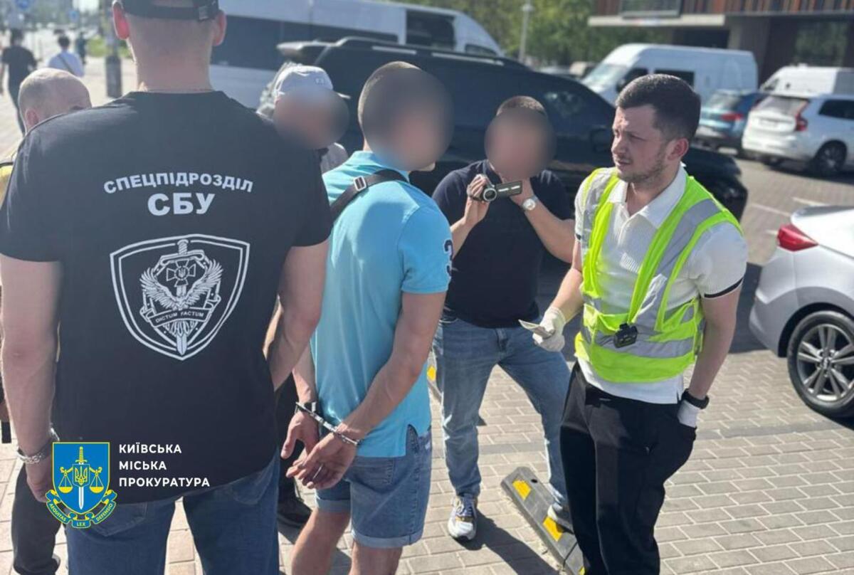 Київського інспектора затримали на хабарі 15 тисяч доларів за «непомічене» порушення оренди землі