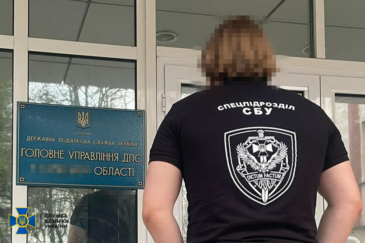 Одного з керівників податкової служби Сумщини затримали на хабарі