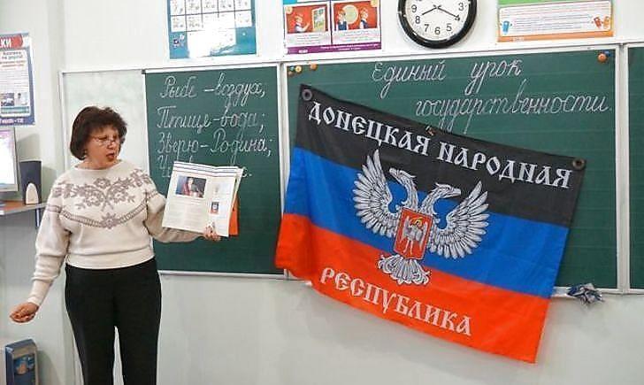 На окупованій Донеччині освітяни-колаборанти навчають дітей за ворожими методичками