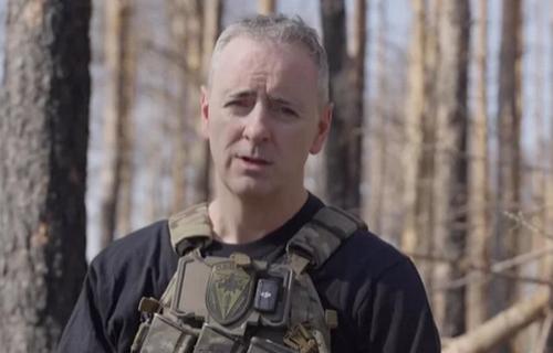 «Подарунок» для путіна: американський політик підписав снаряд на фронті