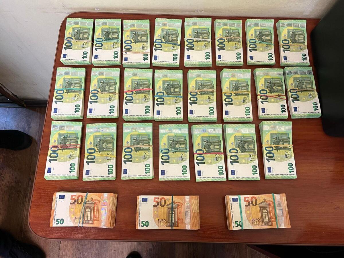 Понад 250 тисяч євро намагалися вивезти з України: митники розкрили деталі